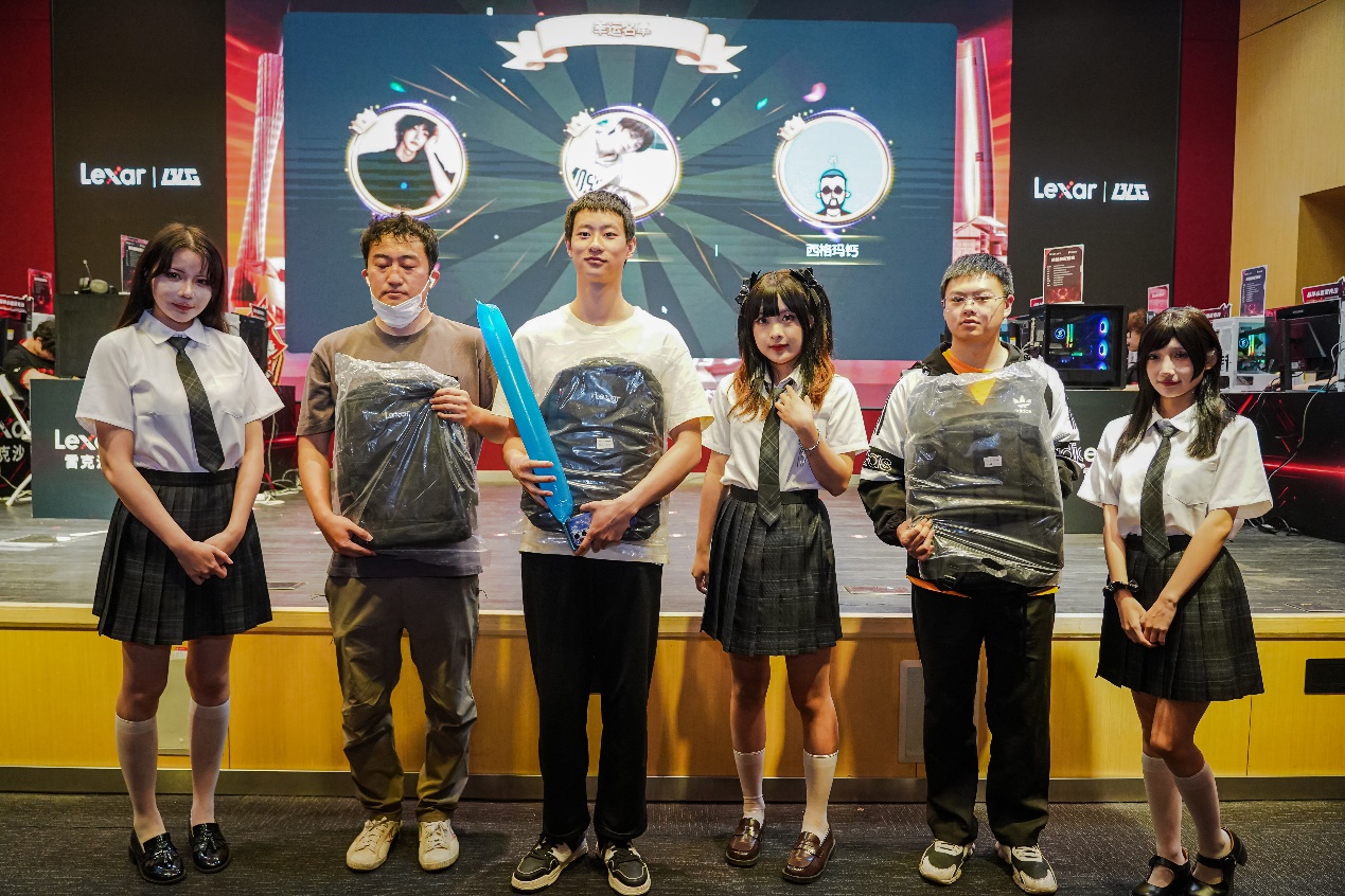 一群人站在画前合影
中度可信度描述已自动生成