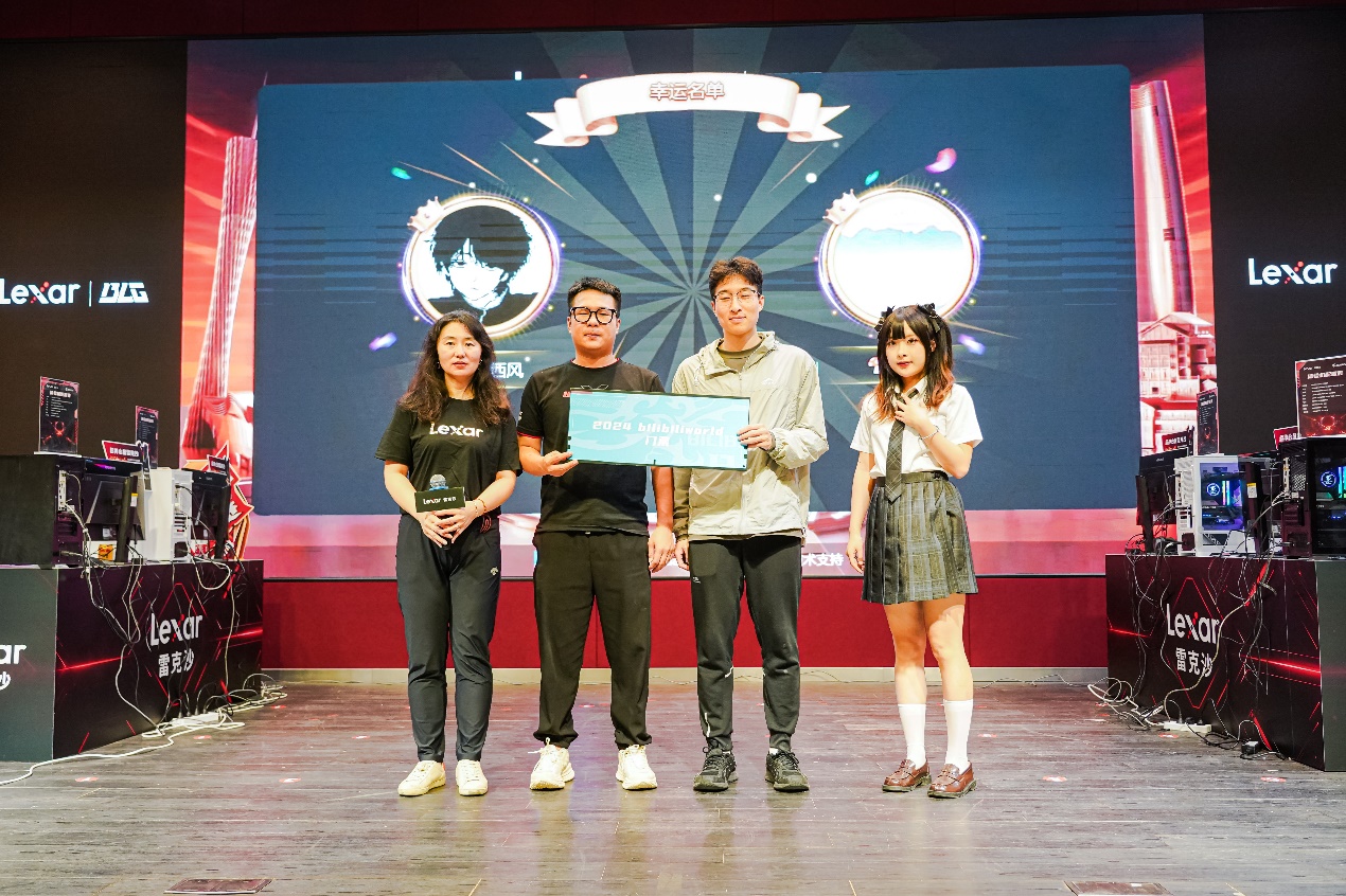 一群人站在商店门口
描述已自动生成