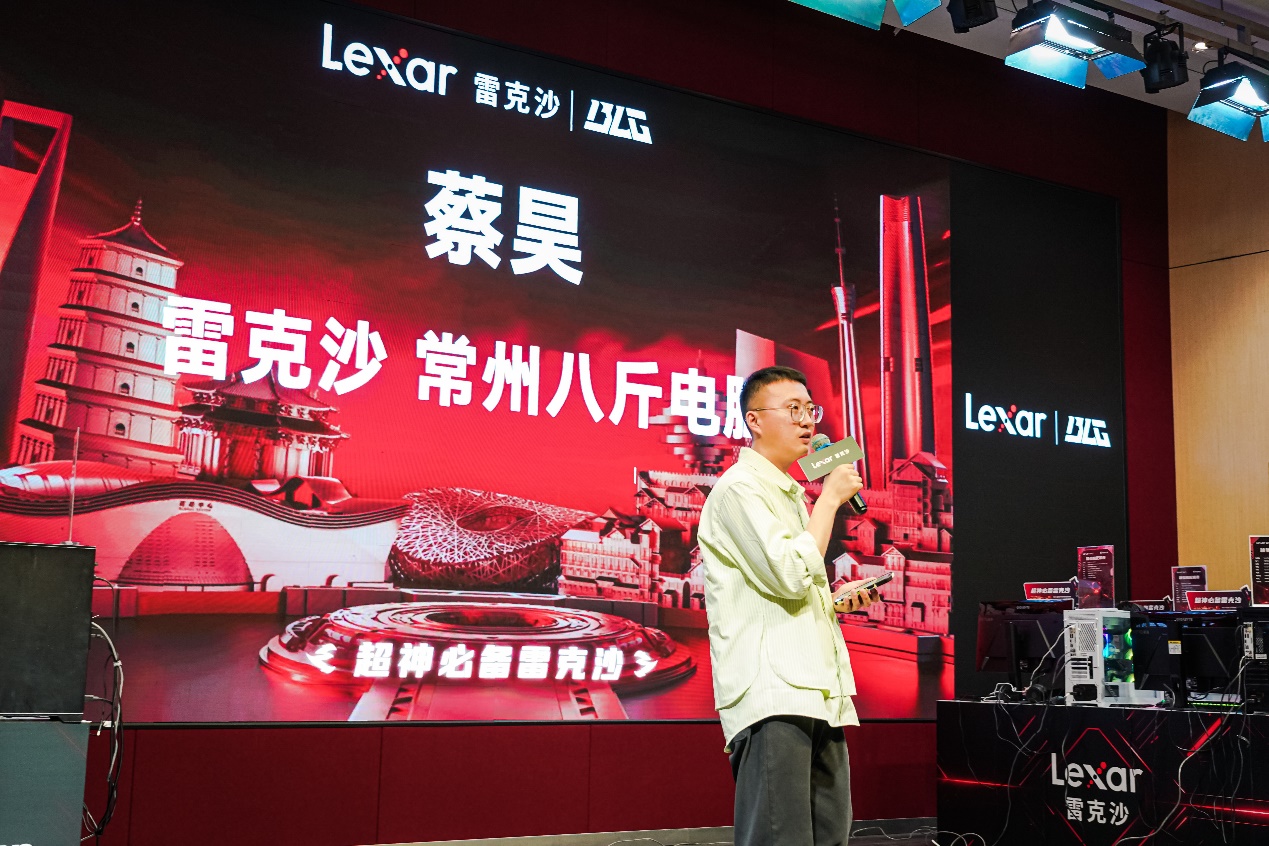 男人站在商店前
描述已自动生成