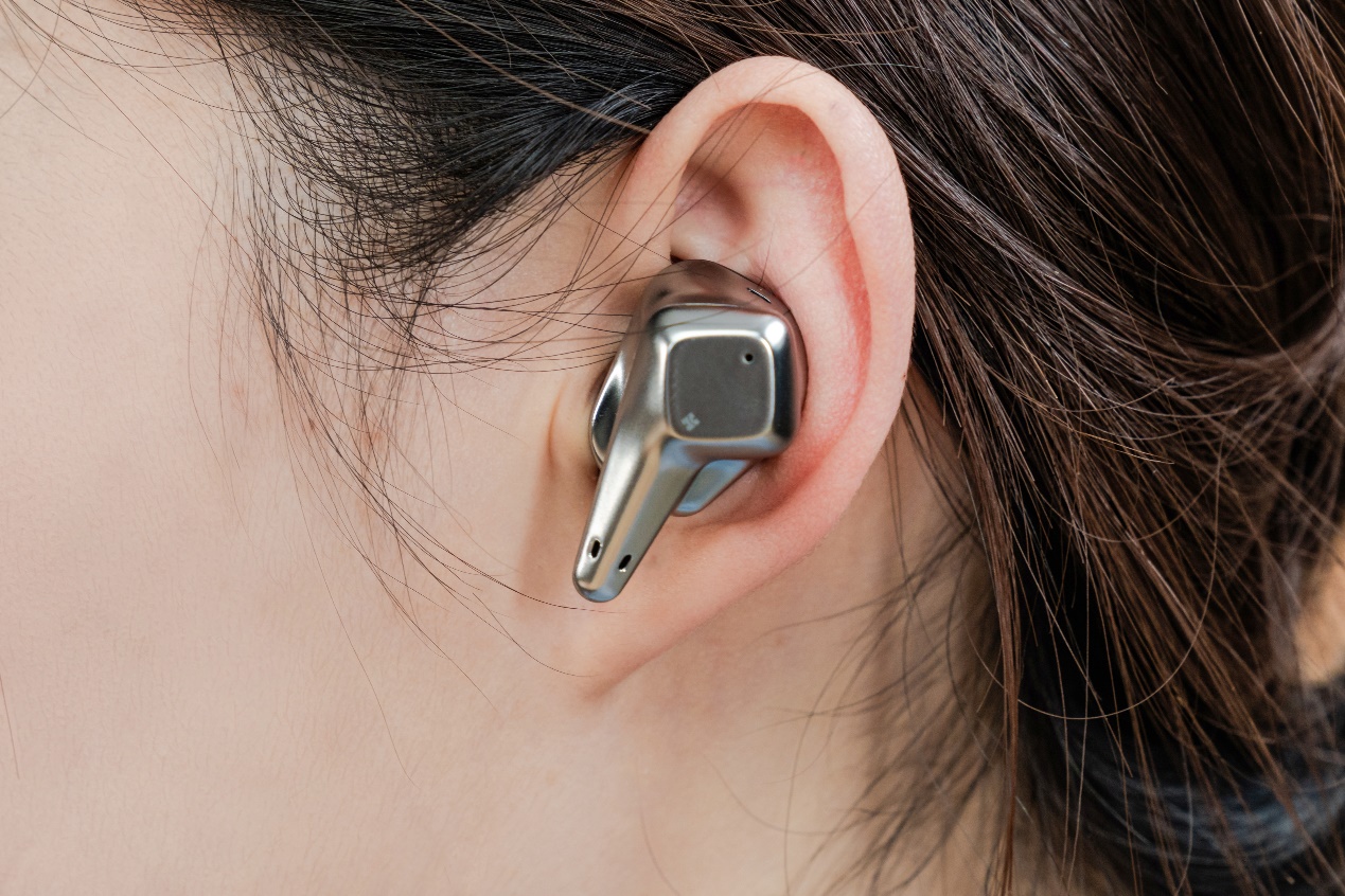 女人在打电话的特写

描述已自动生成