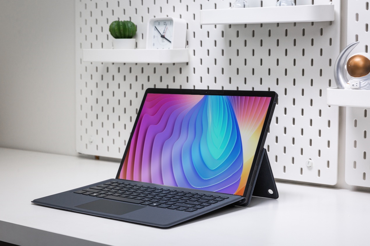 桌子上放着电脑

描述已自动生成