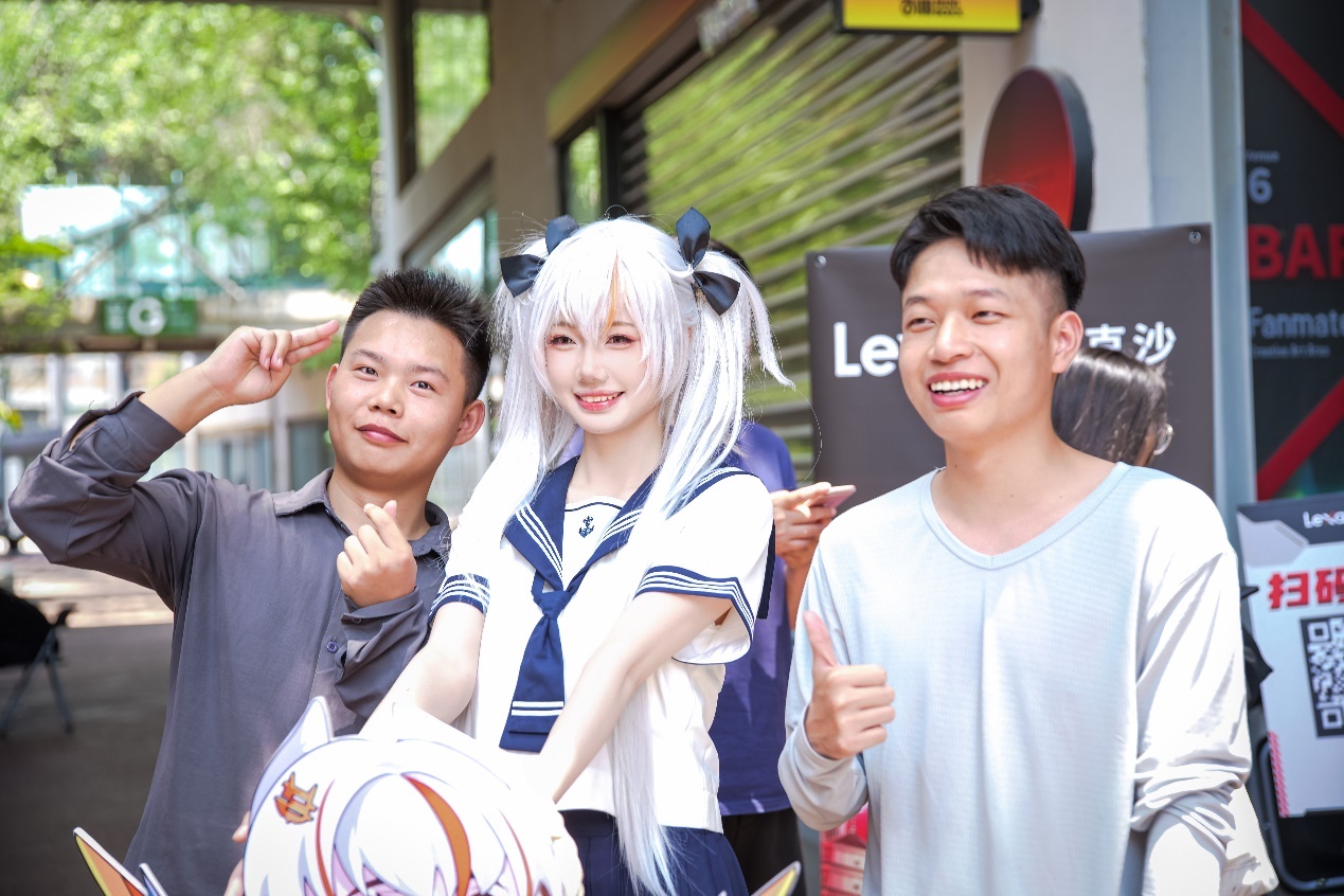 人们站在一起合影的一群人

描述已自动生成