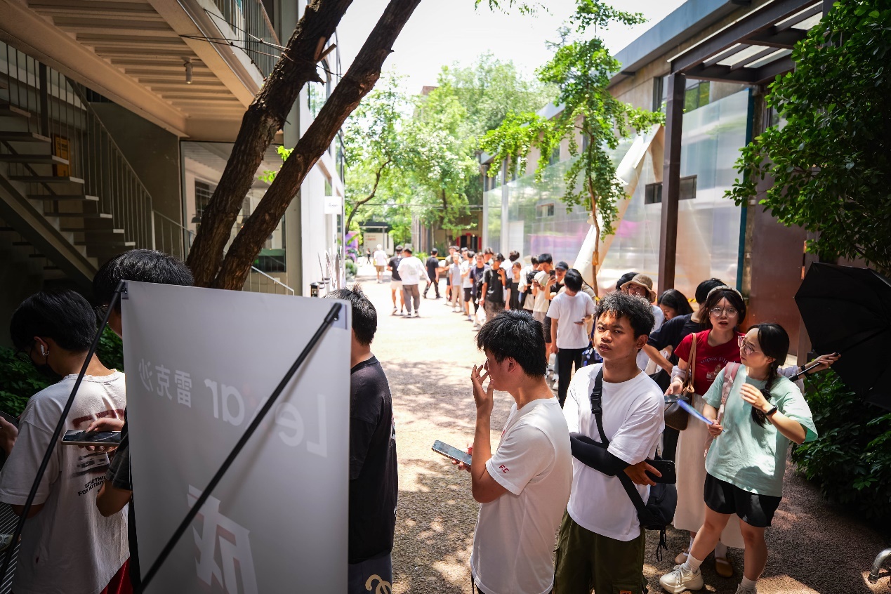 男人和女人站在街道上走

描述已自动生成