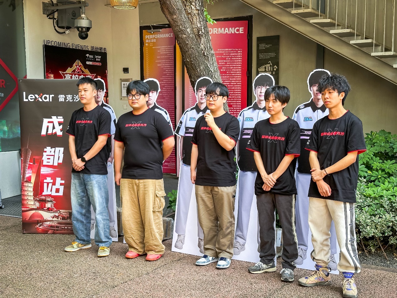 一群人站在壁报板前拍照

中度可信度描述已自动生成