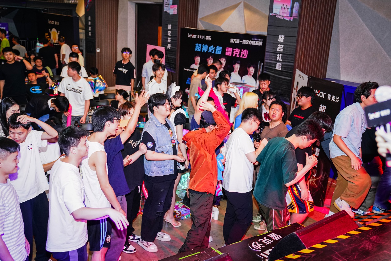 一群人在跳舞

描述已自动生成