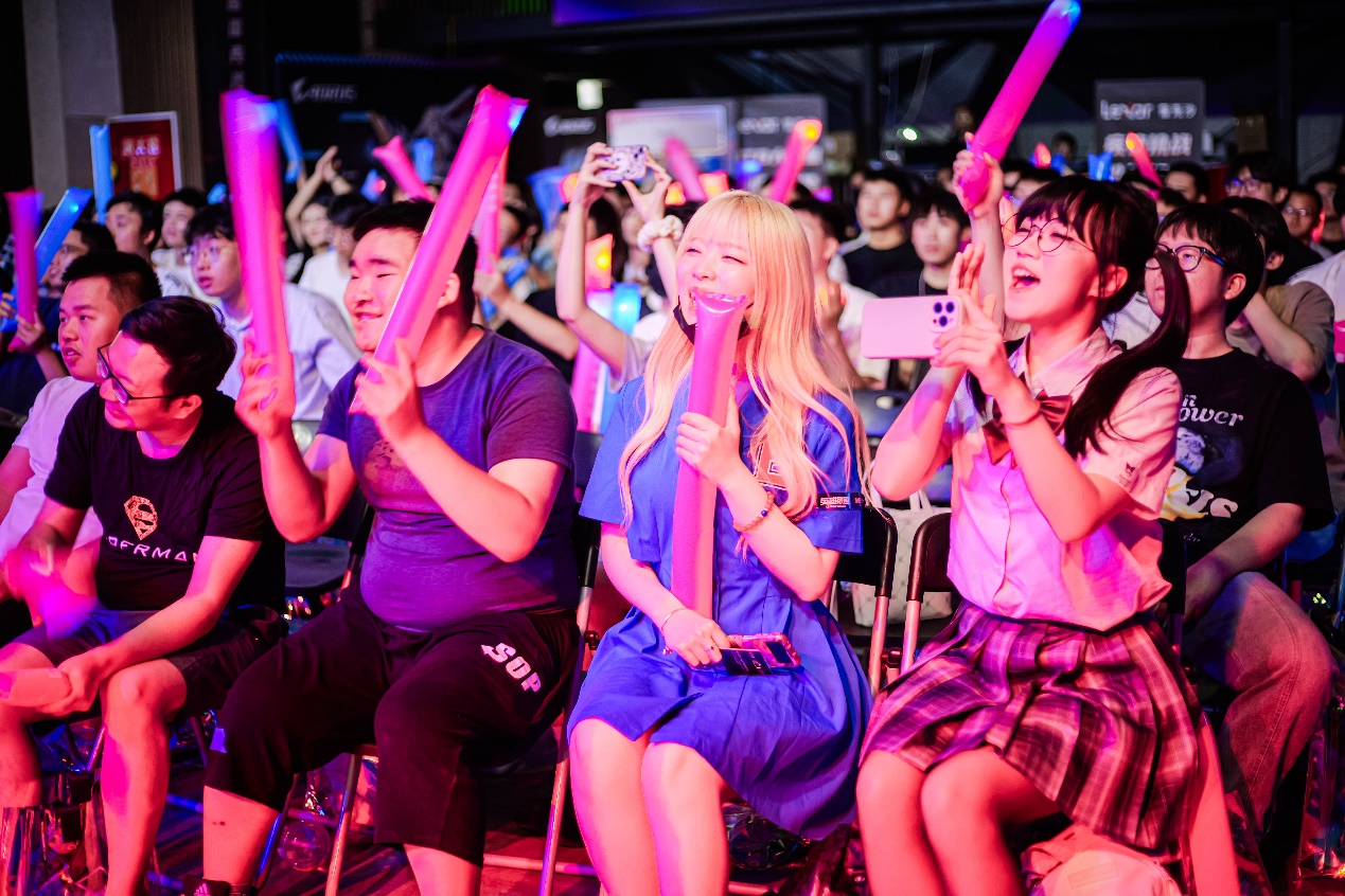 一群人在舞台上唱歌

描述已自动生成