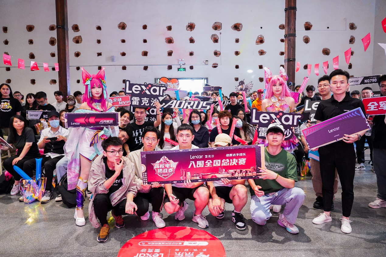 许多小孩在表演<br><br>中度可信度描述已自动生成