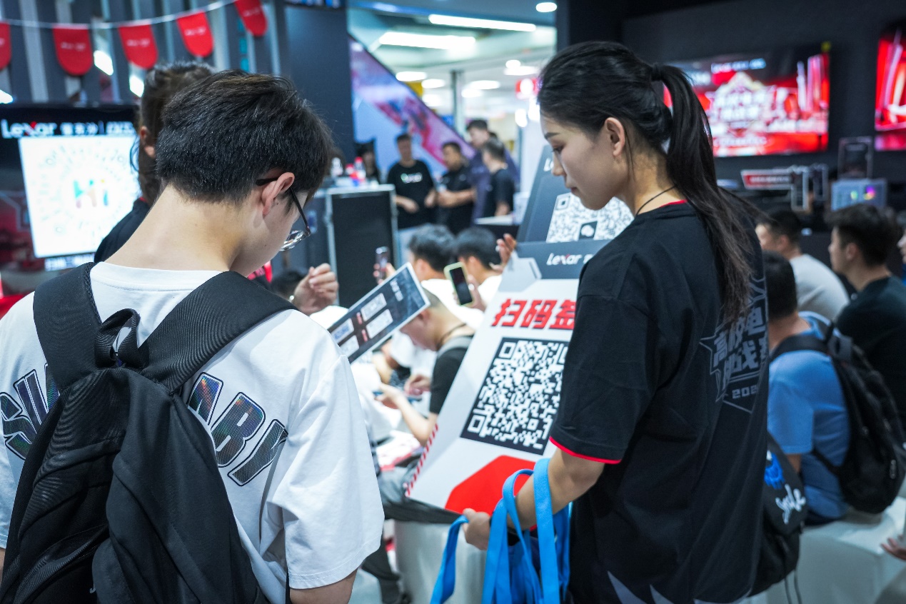 男人站在人群中

描述已自动生成