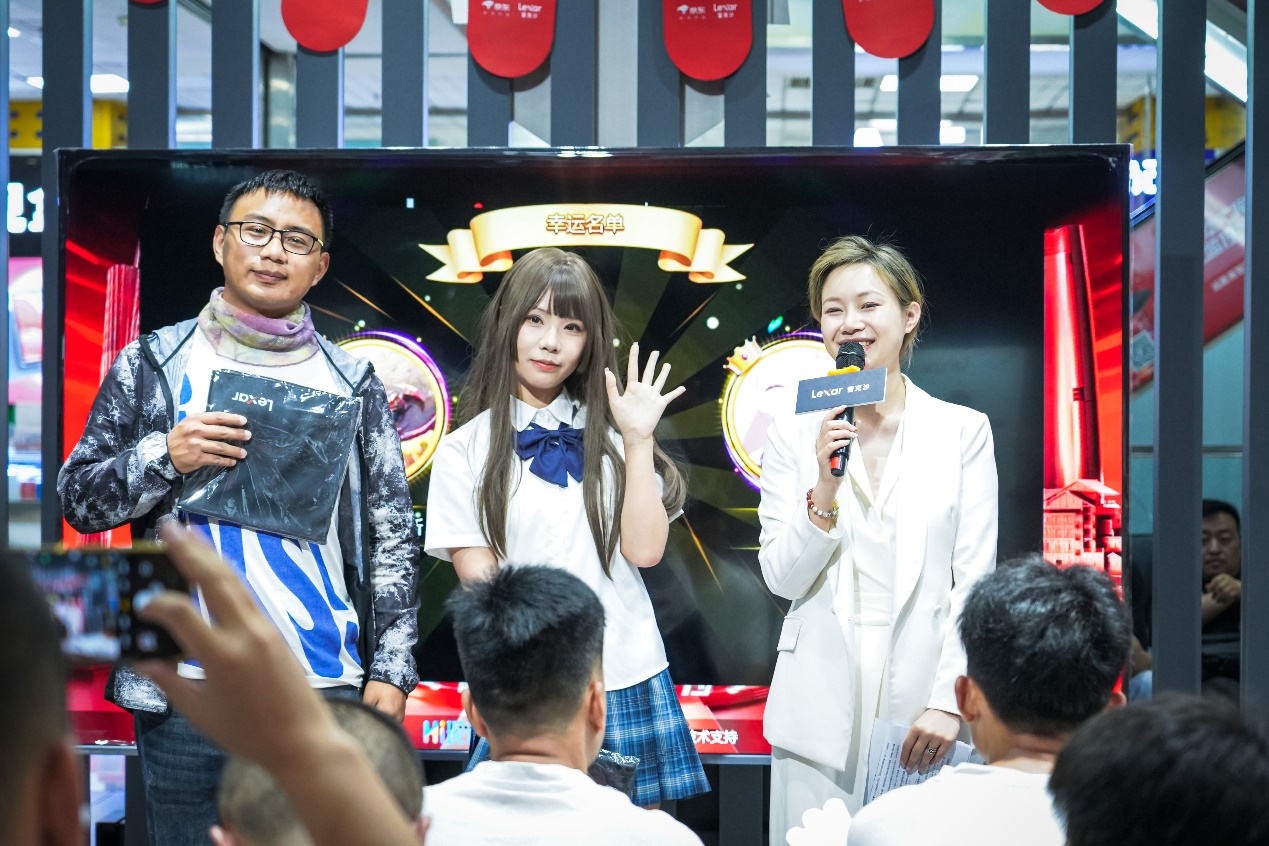 一群人正在聊天

描述已自动生成