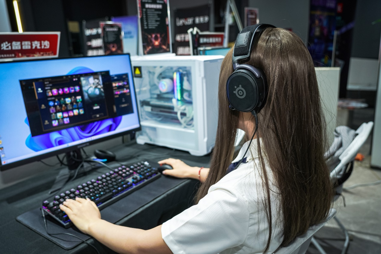 电脑前的人

描述已自动生成