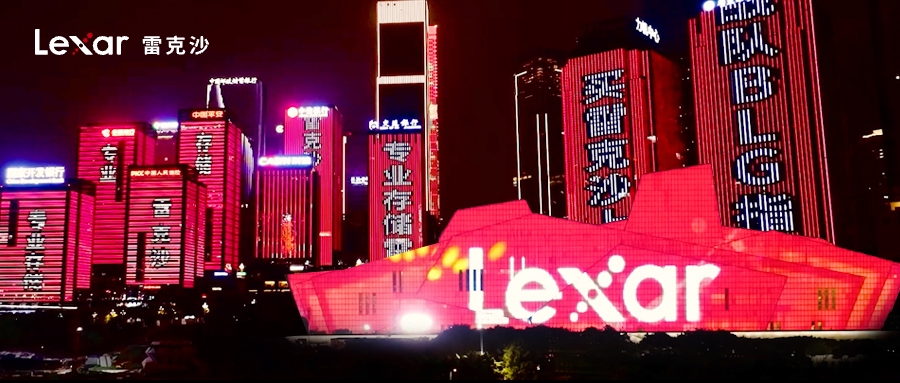 街道上有店铺的标志红色背景白色的字

低可信度描述已自动生成