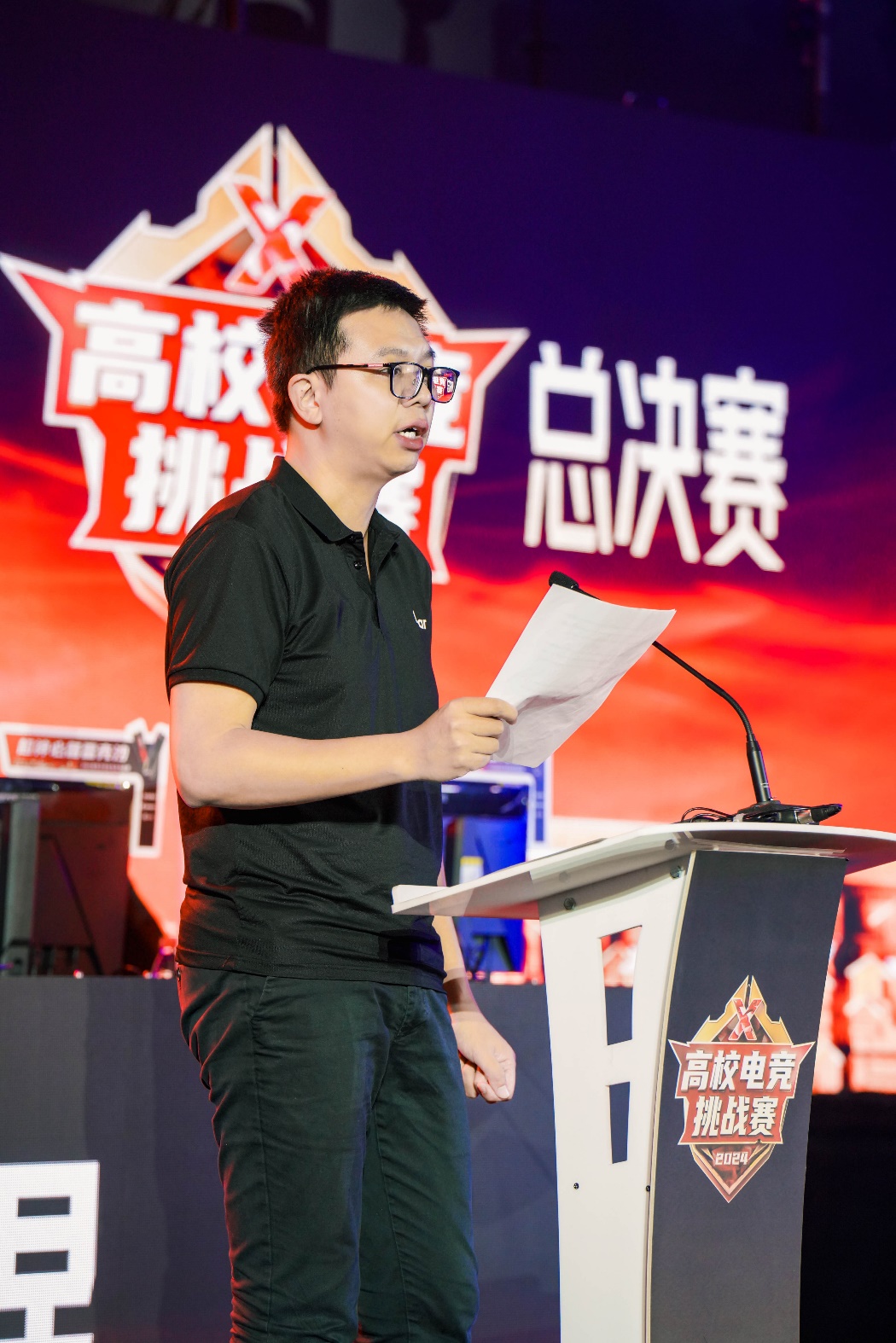 手里拿着人的照片上写着字

中度可信度描述已自动生成