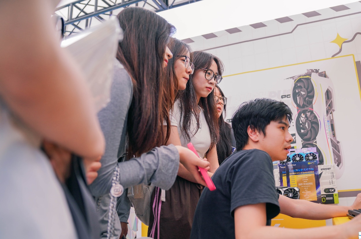 图片包含 人, 站, 年轻, 男人
描述已自动生成