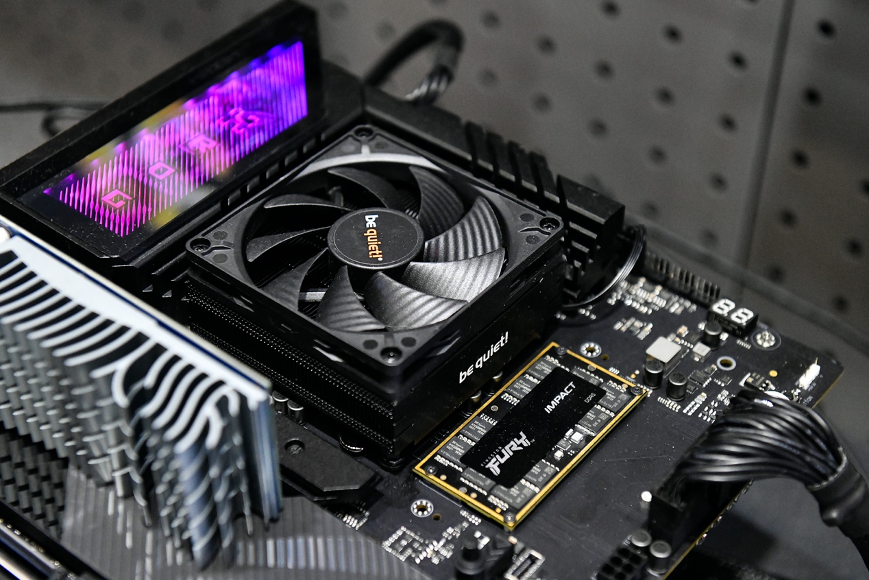 图片包含 室内, 金属, 桌子, 钟表

描述已自动生成