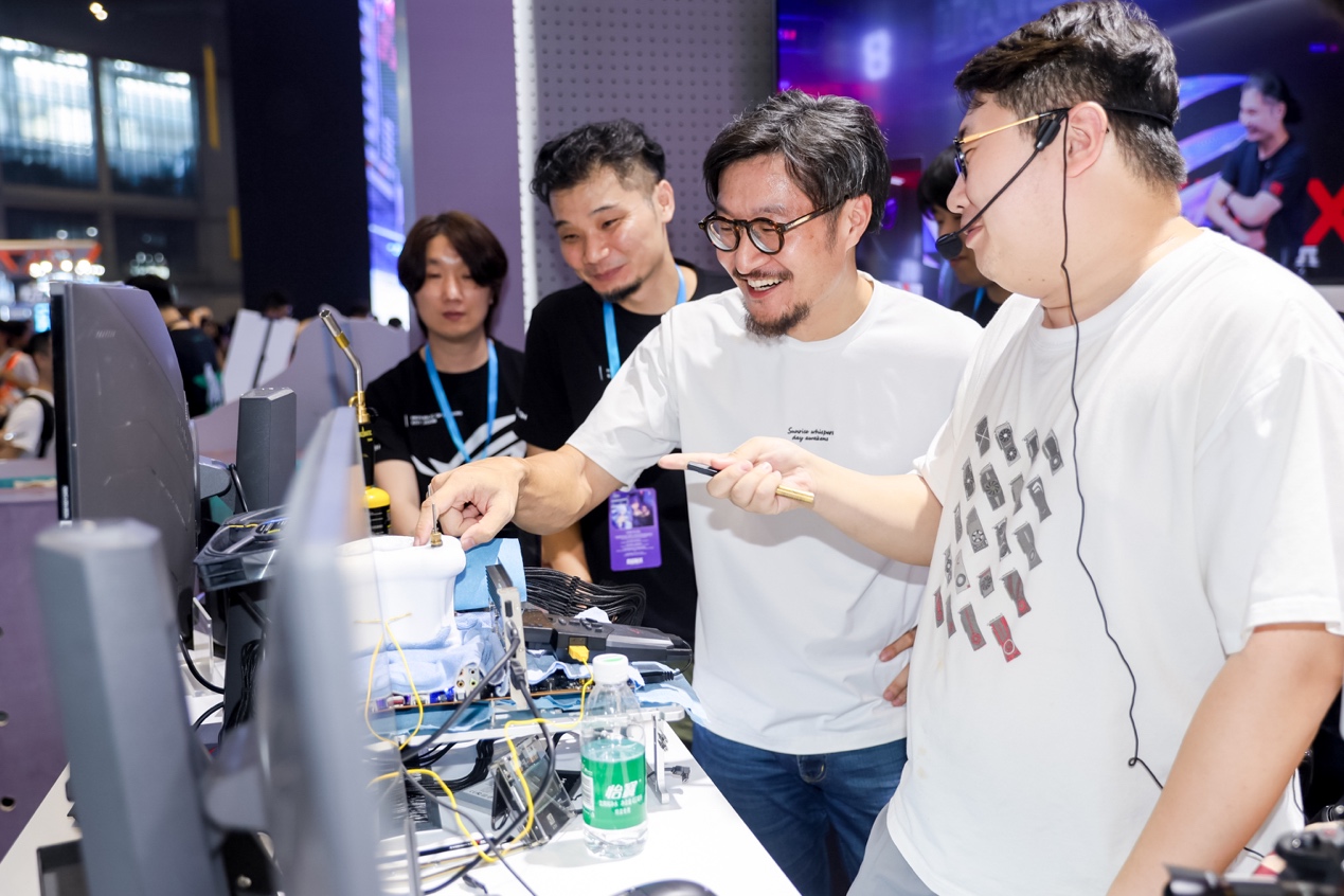 一群男人和女人站在桌子边

中度可信度描述已自动生成