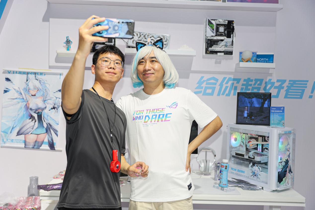 图片包含 人, 室内, 男人, 房间

描述已自动生成