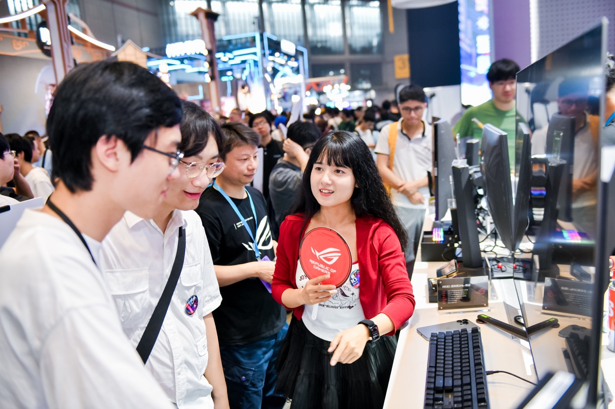 一群人在看电脑

描述已自动生成