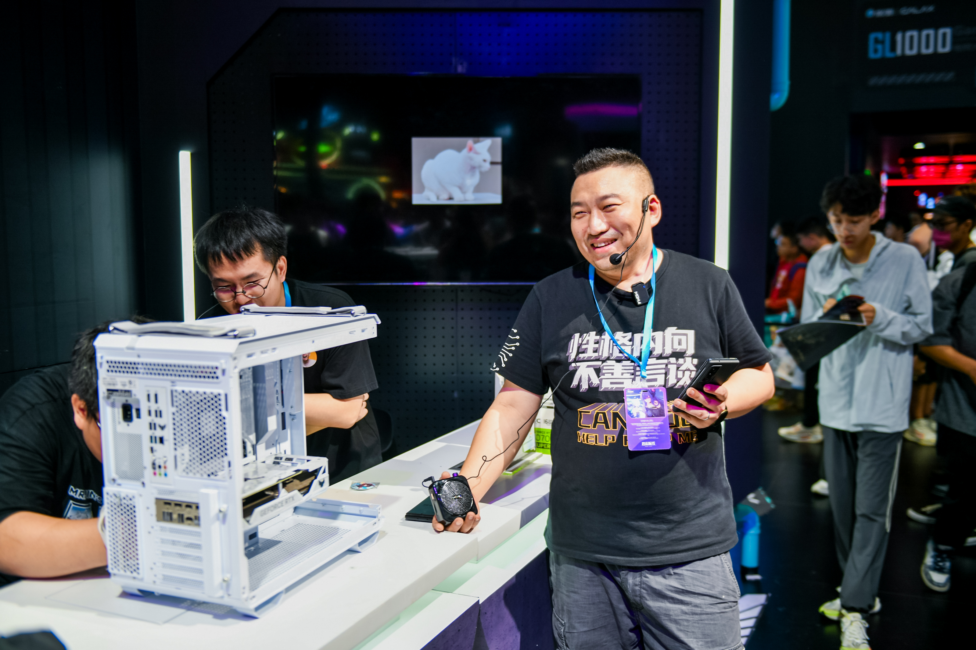 电脑的人

描述已自动生成