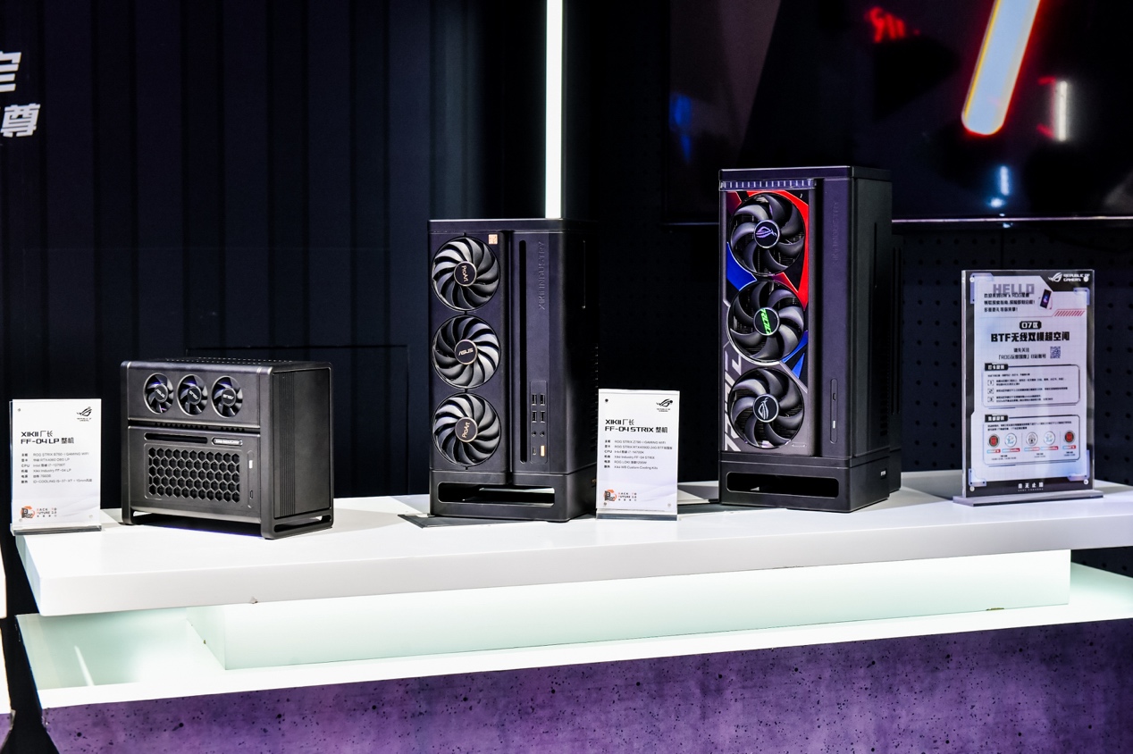 商店的门口前有贴海报

描述已自动生成