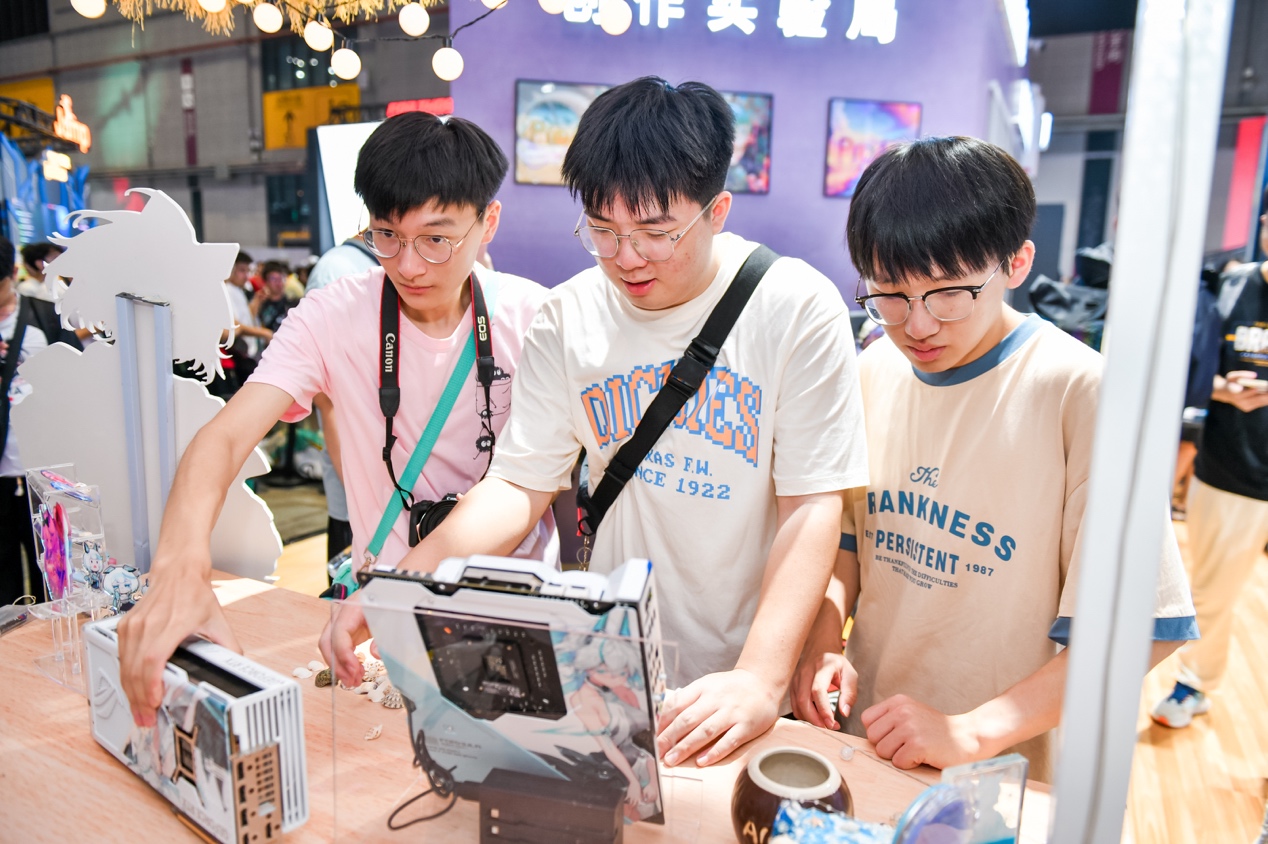 图片包含 人, 笔记本, 男人, 人们

描述已自动生成