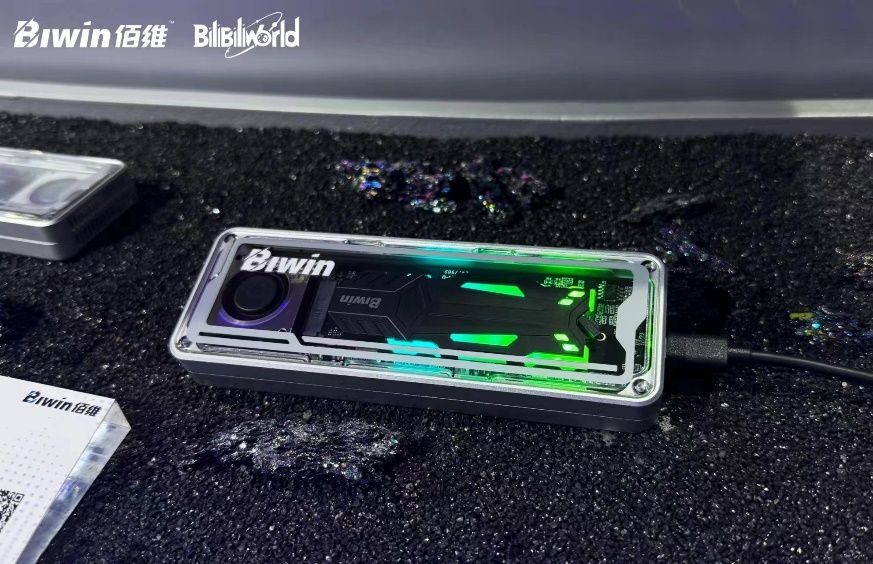 地上有只手机

描述已自动生成