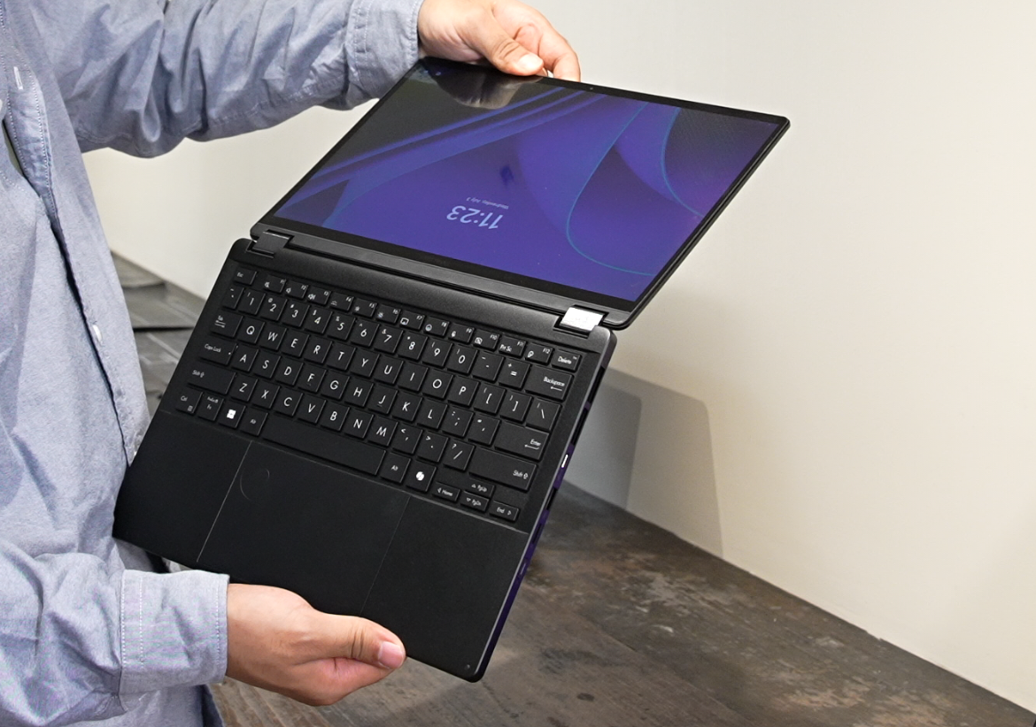 男人拿着笔记本电脑的键盘上<br><br>描述已自动生成