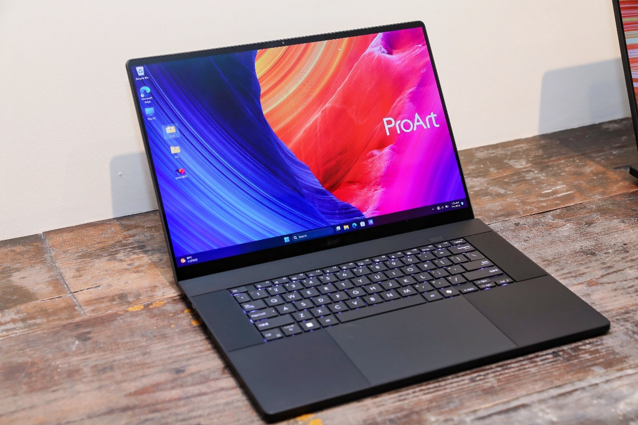 桌子上放着笔记本电脑<br><br>描述已自动生成