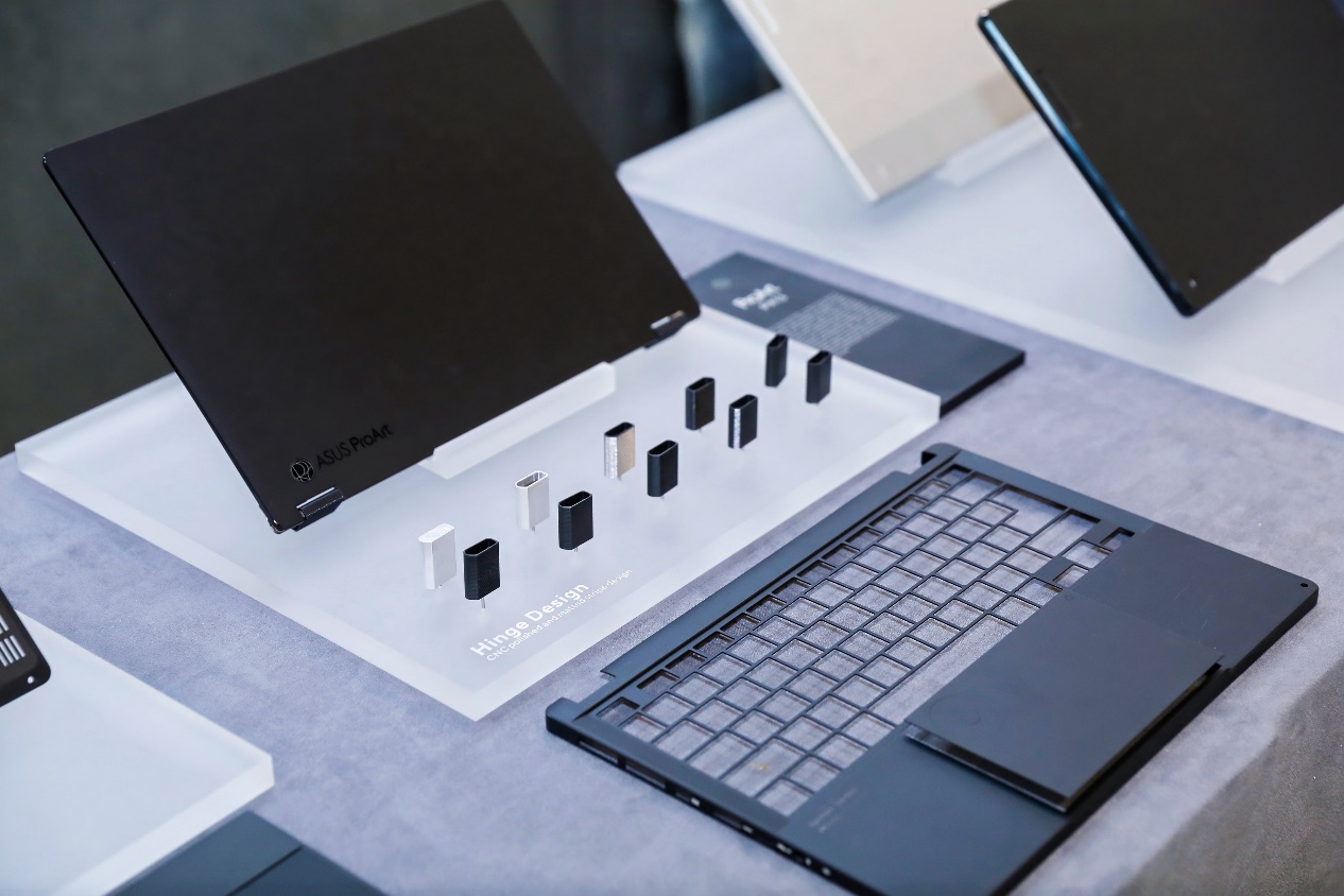 桌子上放着笔记本电脑的键盘上<br><br>中度可信度描述已自动生成