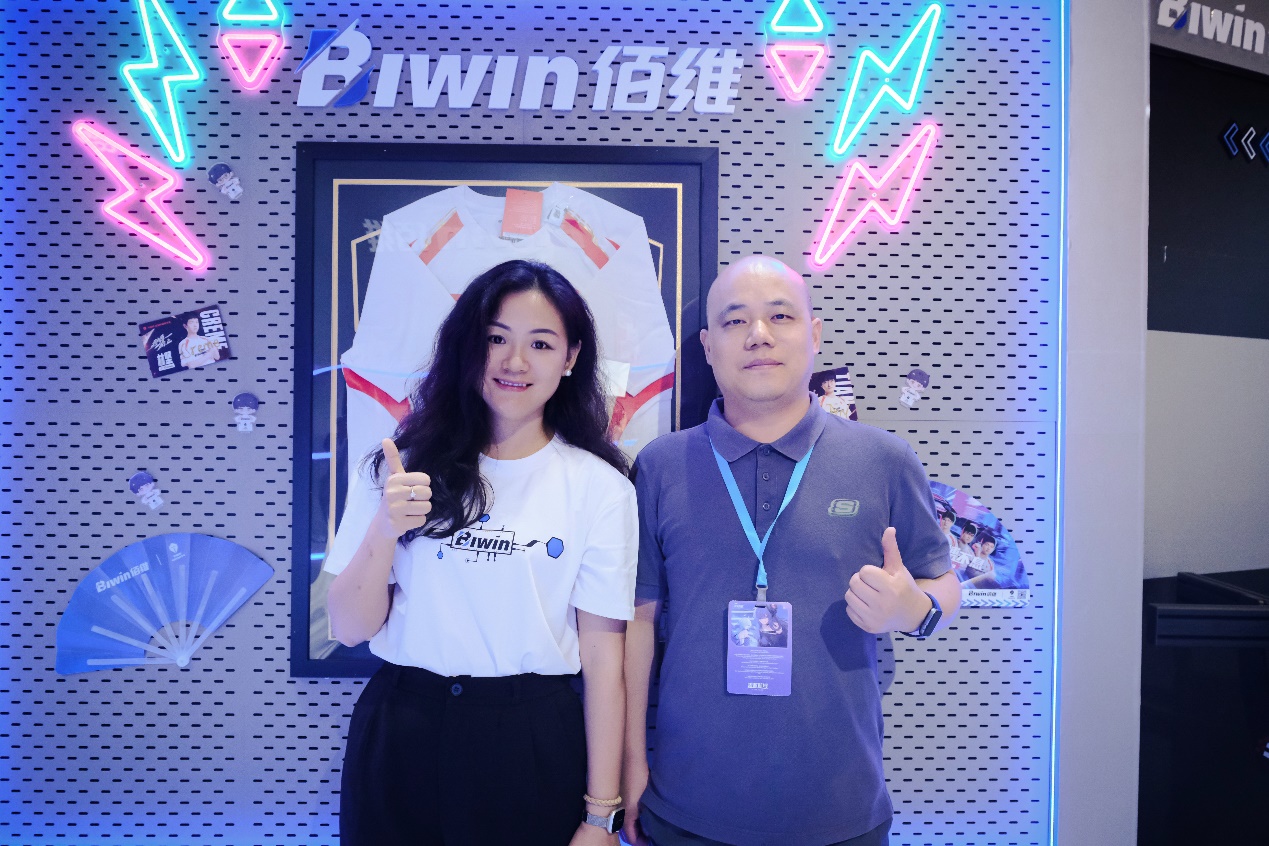 人们站在一起<br><br>中度可信度描述已自动生成