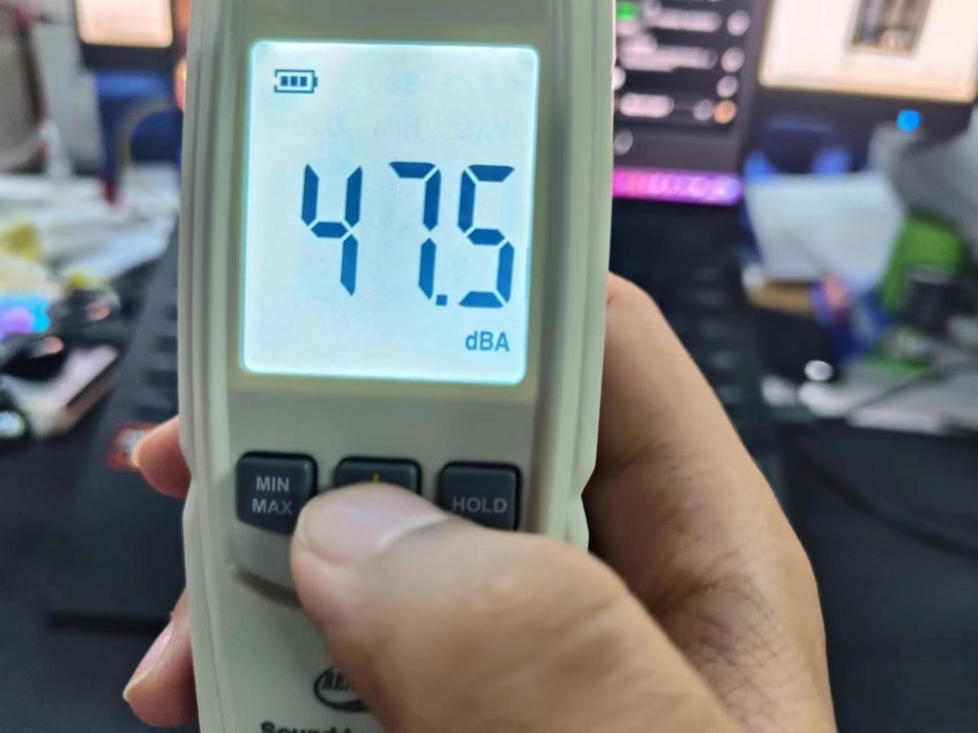 手里拿着手机  描述已自动生成