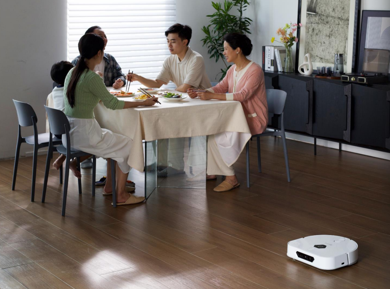 一群人在餐厅用餐

中度可信度描述已自动生成