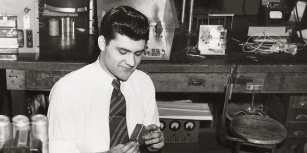 男人站在桌子上

中度可信度描述已自动生成