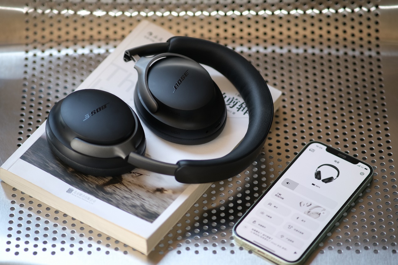 桌子上的咖啡机

描述已自动生成