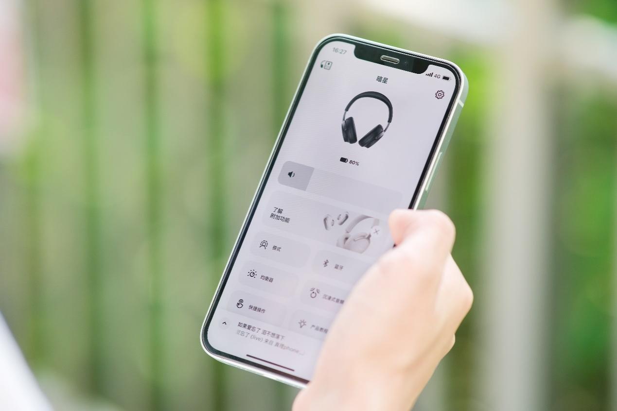 人手里拿着手机

描述已自动生成