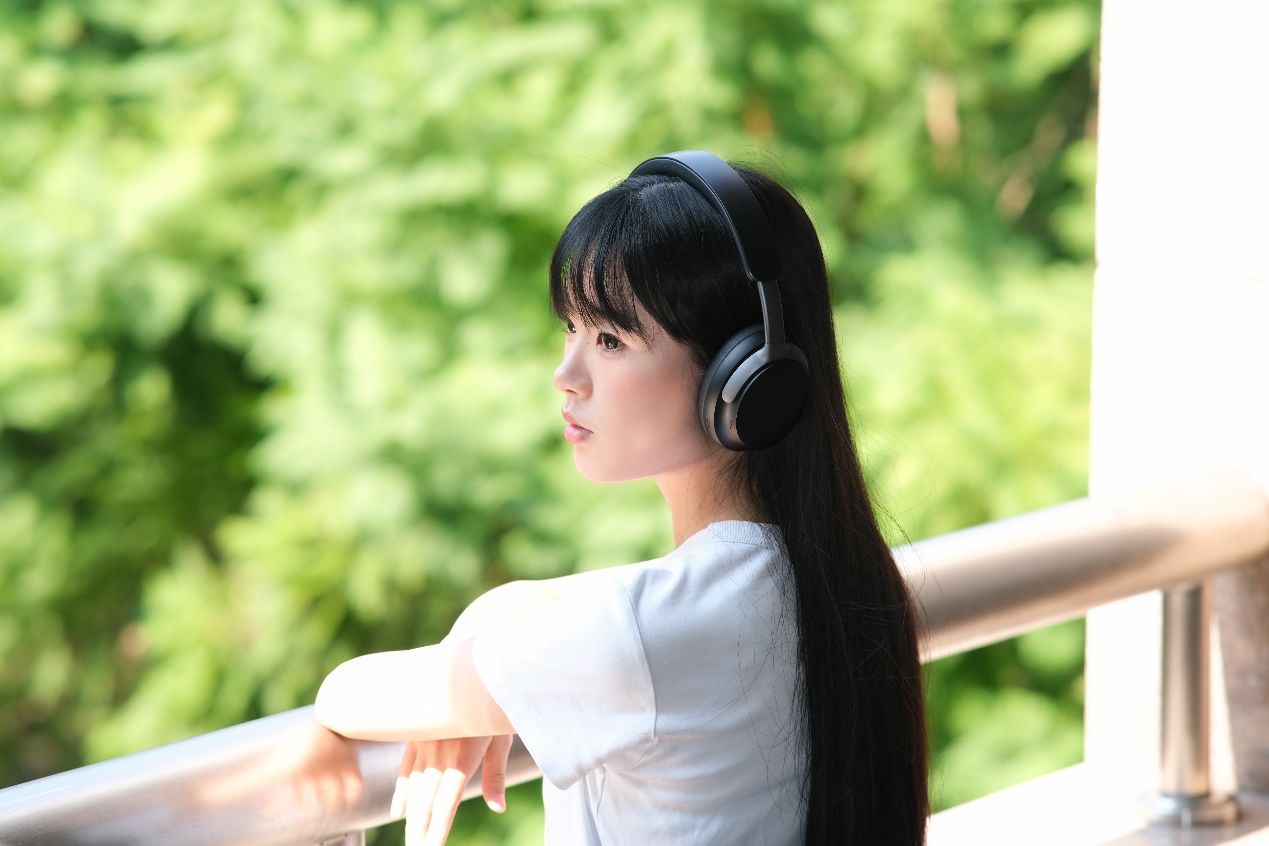 穿白色衣服的人

中度可信度描述已自动生成