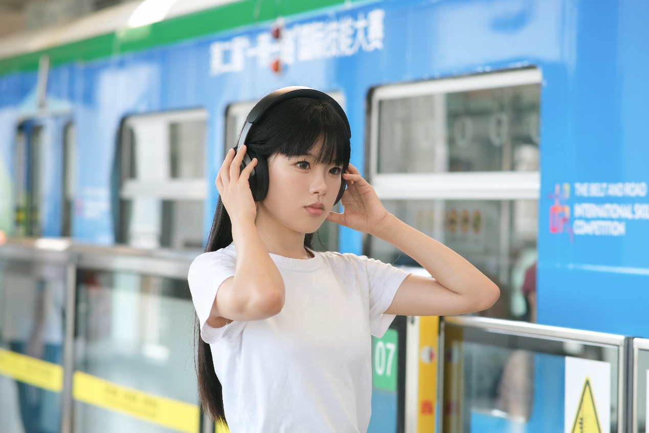 图片包含 人, 建筑, 户外, 年轻

描述已自动生成