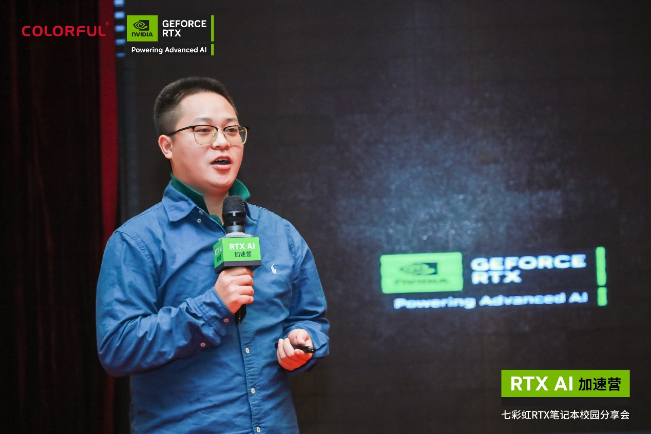 手里拿着男人的照片上写着字

描述已自动生成