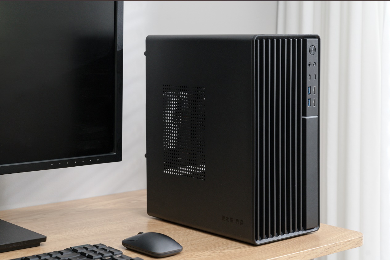 电脑主机在桌子上

描述已自动生成