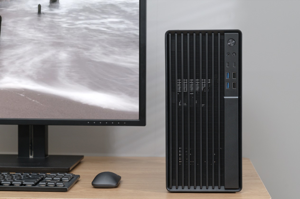 桌子上放着电脑

描述已自动生成