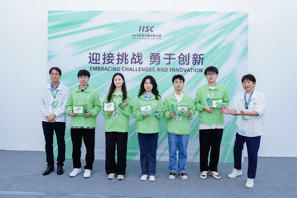 一群人站在一起合影

中度可信度描述已自动生成