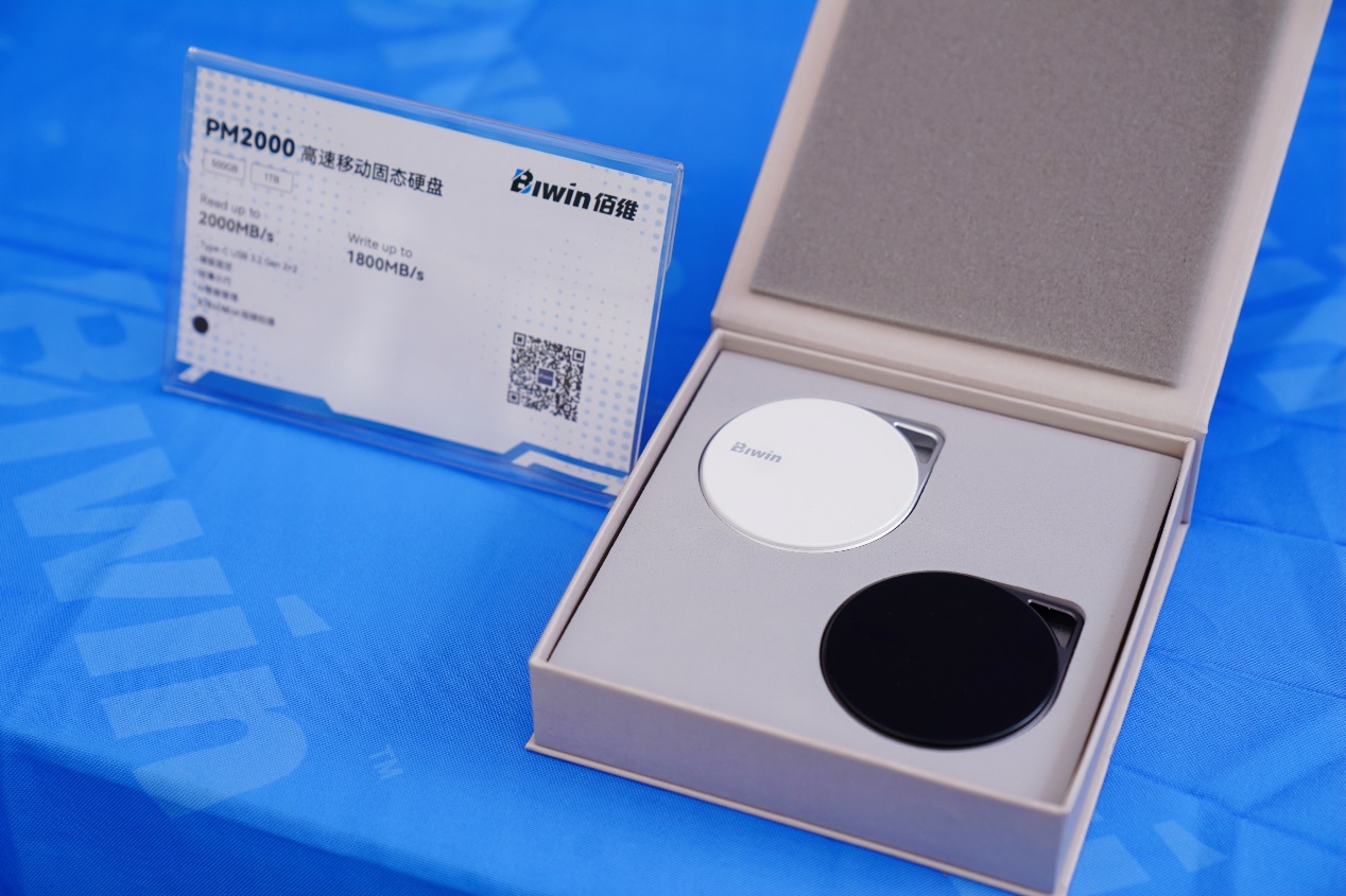 白色的游戏机

描述已自动生成