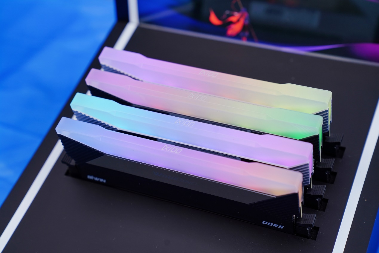 桌子上的电脑主机

低可信度描述已自动生成