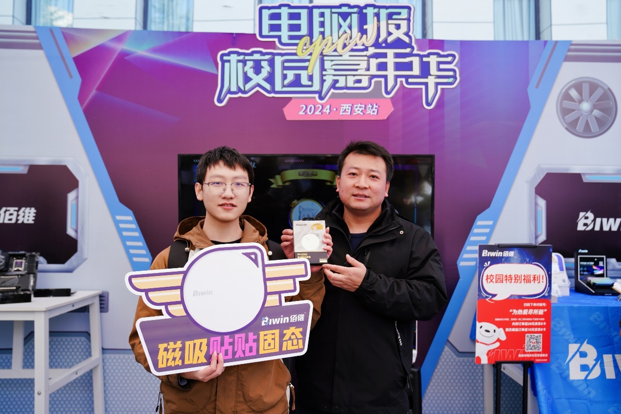 图片包含 人, 桌子, 男人, 女人

描述已自动生成