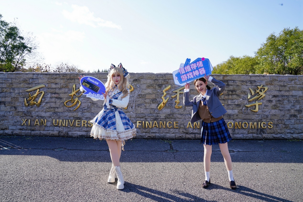 图片包含 户外, 草, 站, 年轻

描述已自动生成