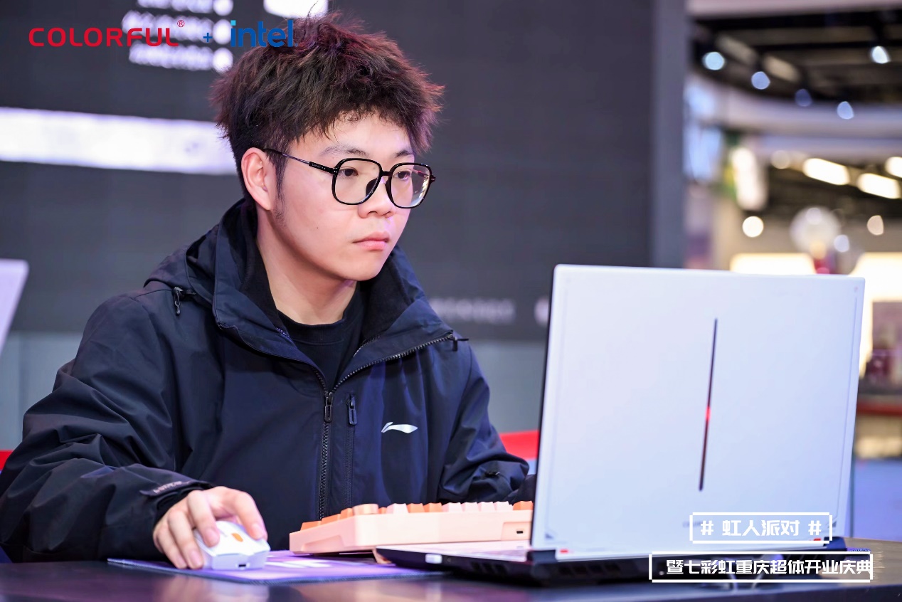 男人拿着笔记本电脑的桌子前

描述已自动生成