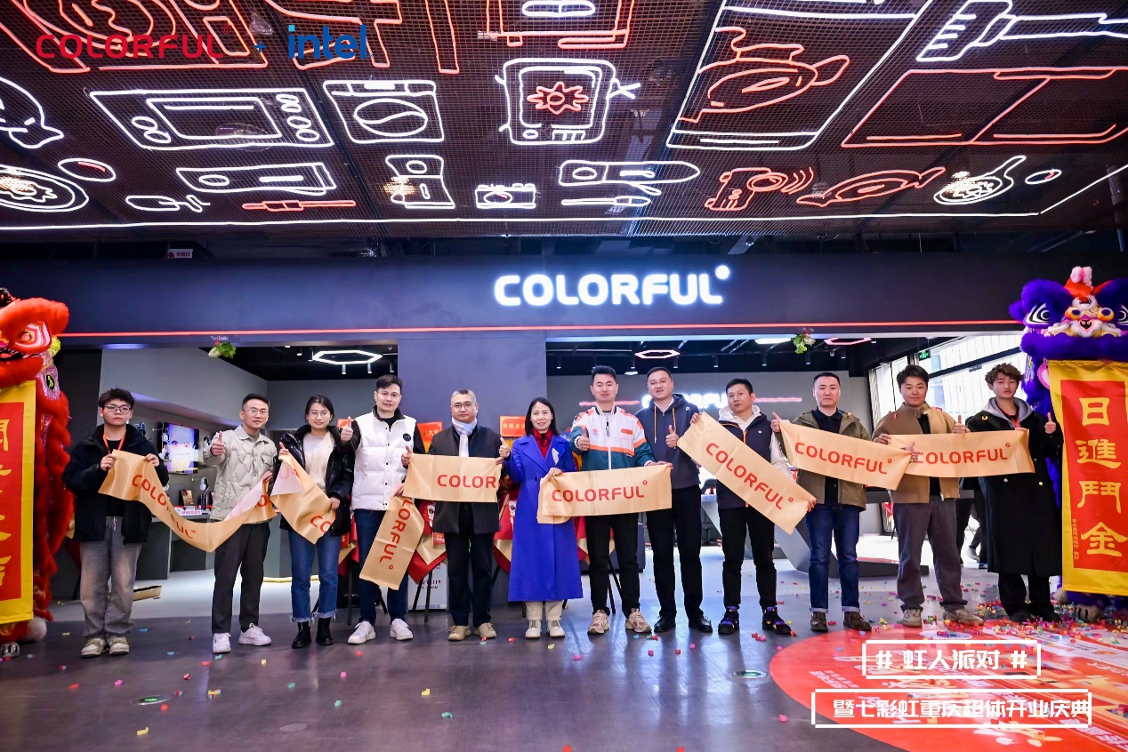 一群人站在台上

中度可信度描述已自动生成