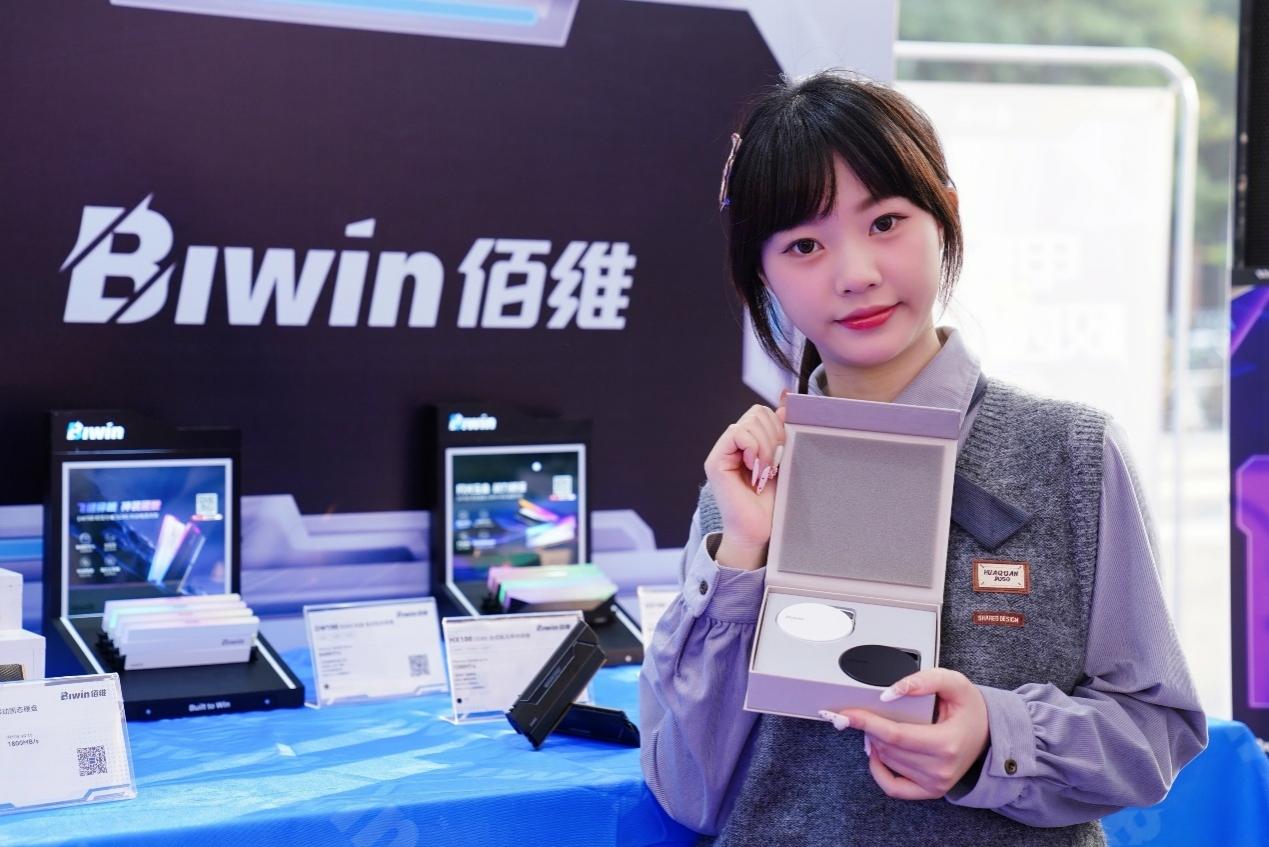 电脑前的人

描述已自动生成