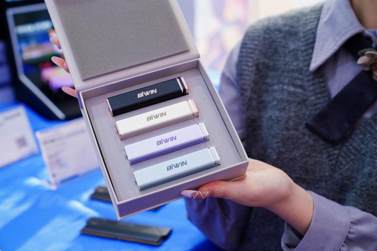 人在玩手机

描述已自动生成