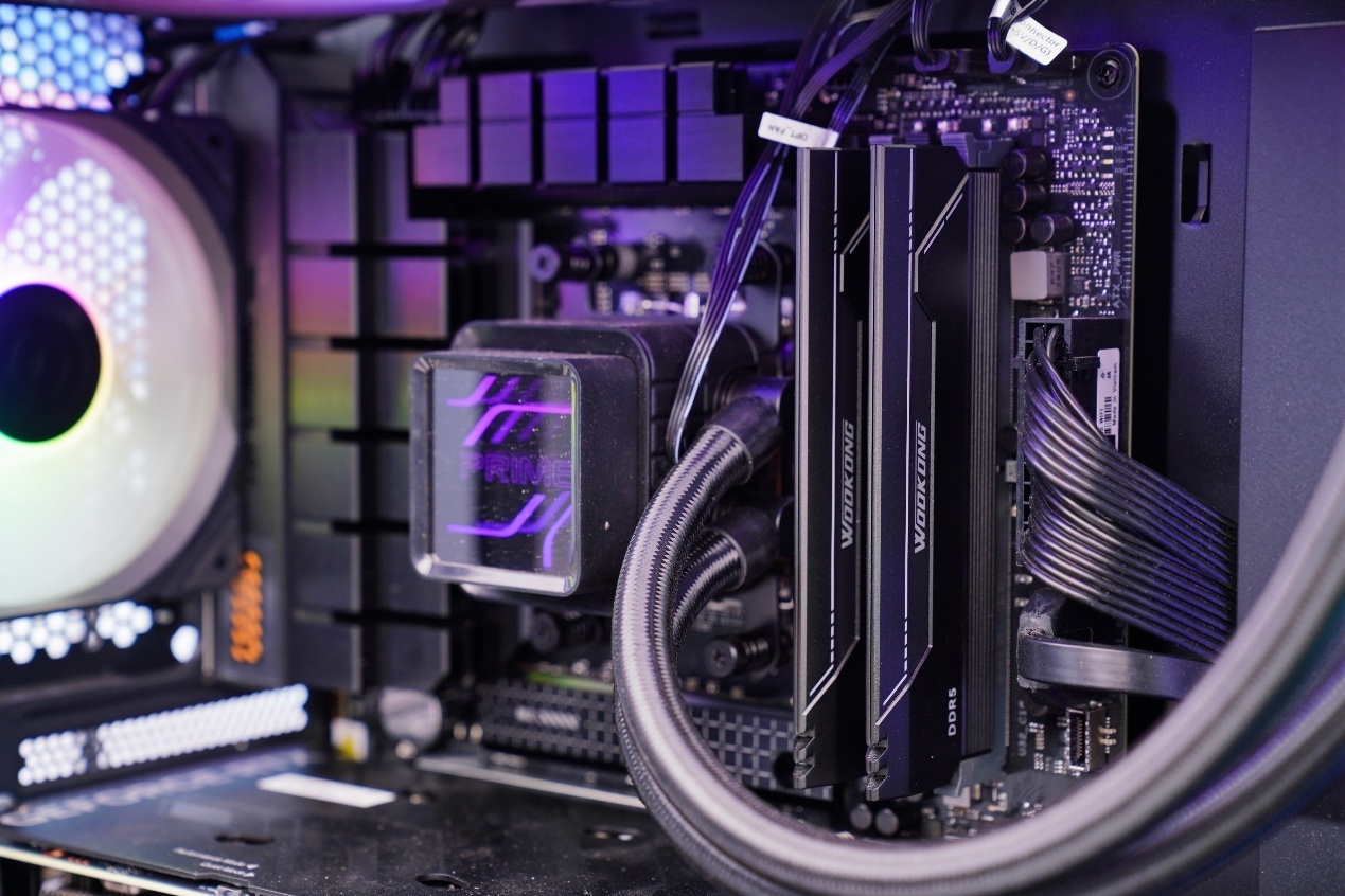 图片包含 室内, 紫色, 电脑, 桌子

描述已自动生成