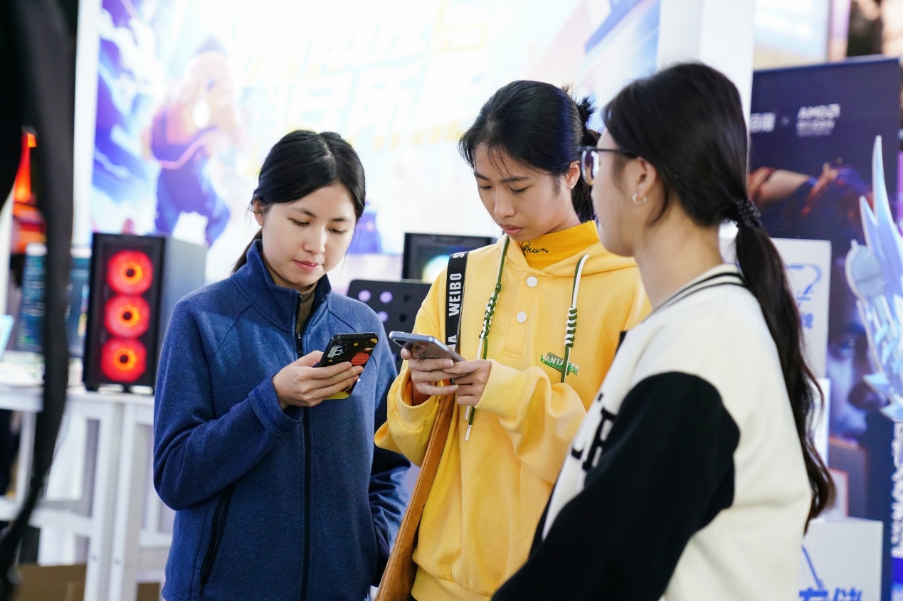 穿着西装笔挺的男子正在演讲

中度可信度描述已自动生成